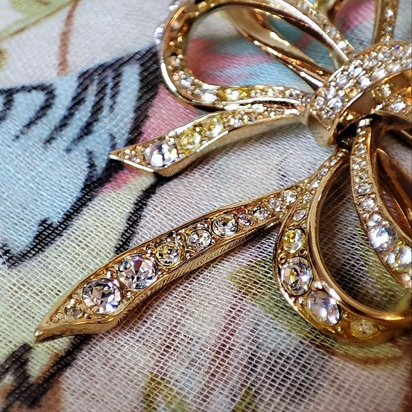 KJL for Avon Kenneth J Lane Vintage Gold Tone Huge Bow Ribbon Rhinestone Brooch - Picture 8 of 11